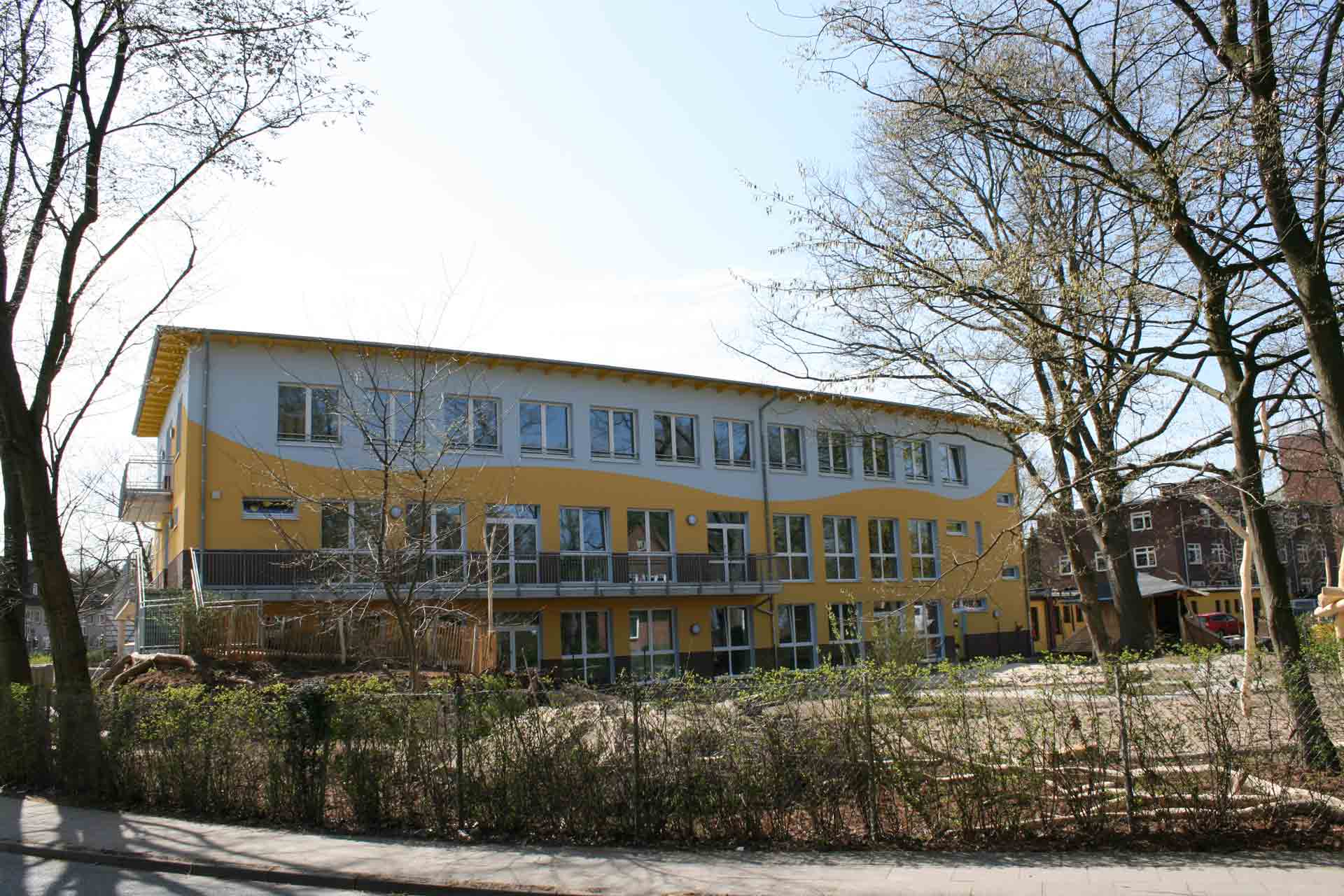 3-Stöckiges, weiß und gelb gestrichenenes Gebäude der Kita Alten Eichen in Hamburg