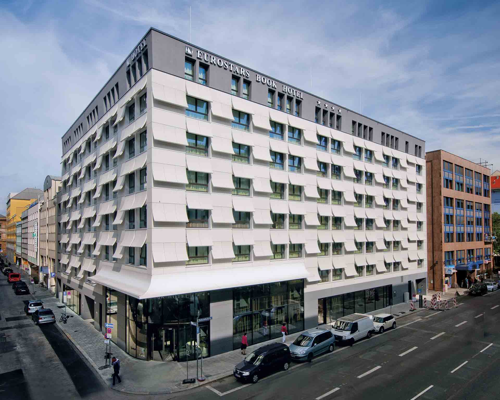 Weiße Fassade mit grauem Dachgeschoß des Hotel Eurostars in Berlin